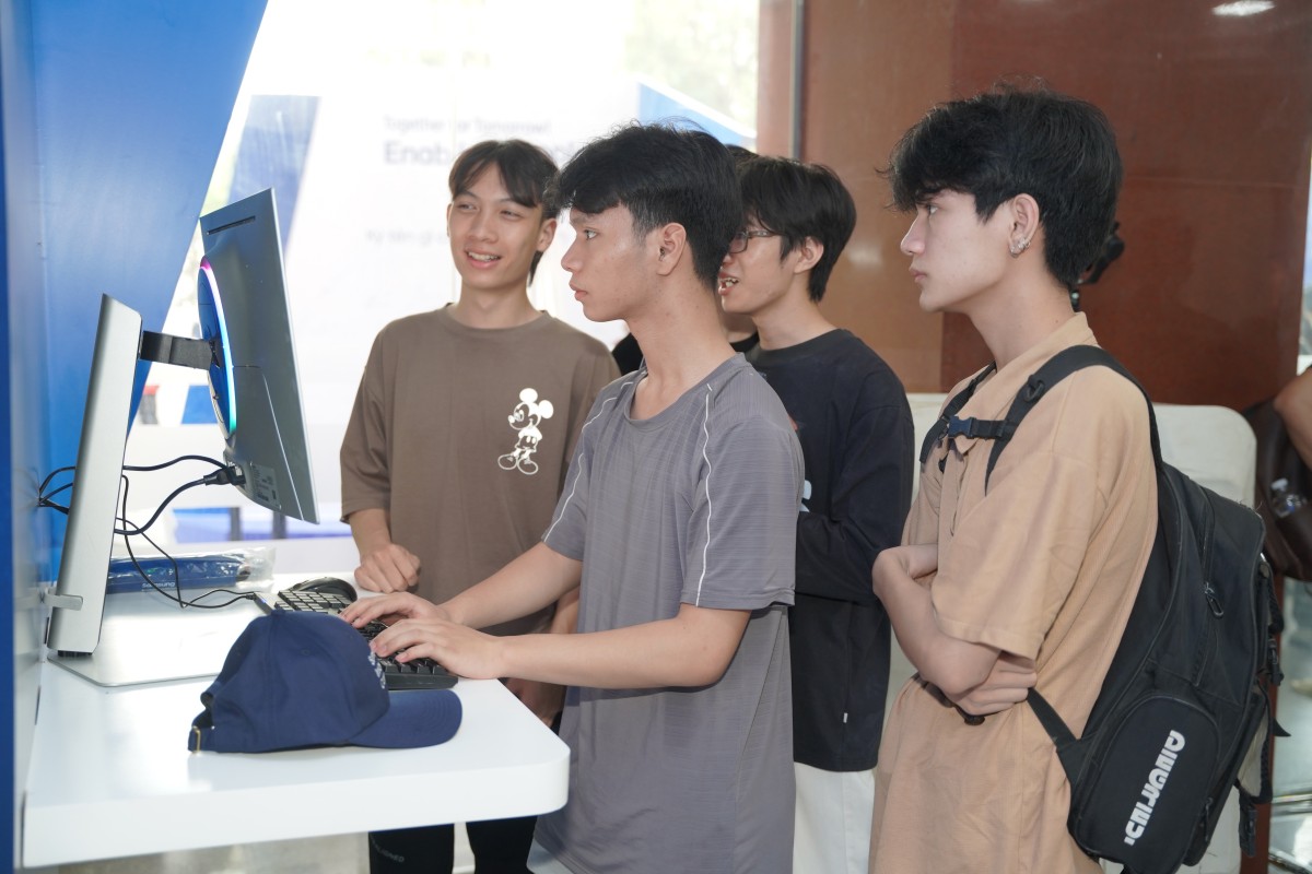 cac-ban-tre-trai-nghiem-thu-thach-lap-trinh-tai-su-kien20250426134012.jpg?rt=20250426134250