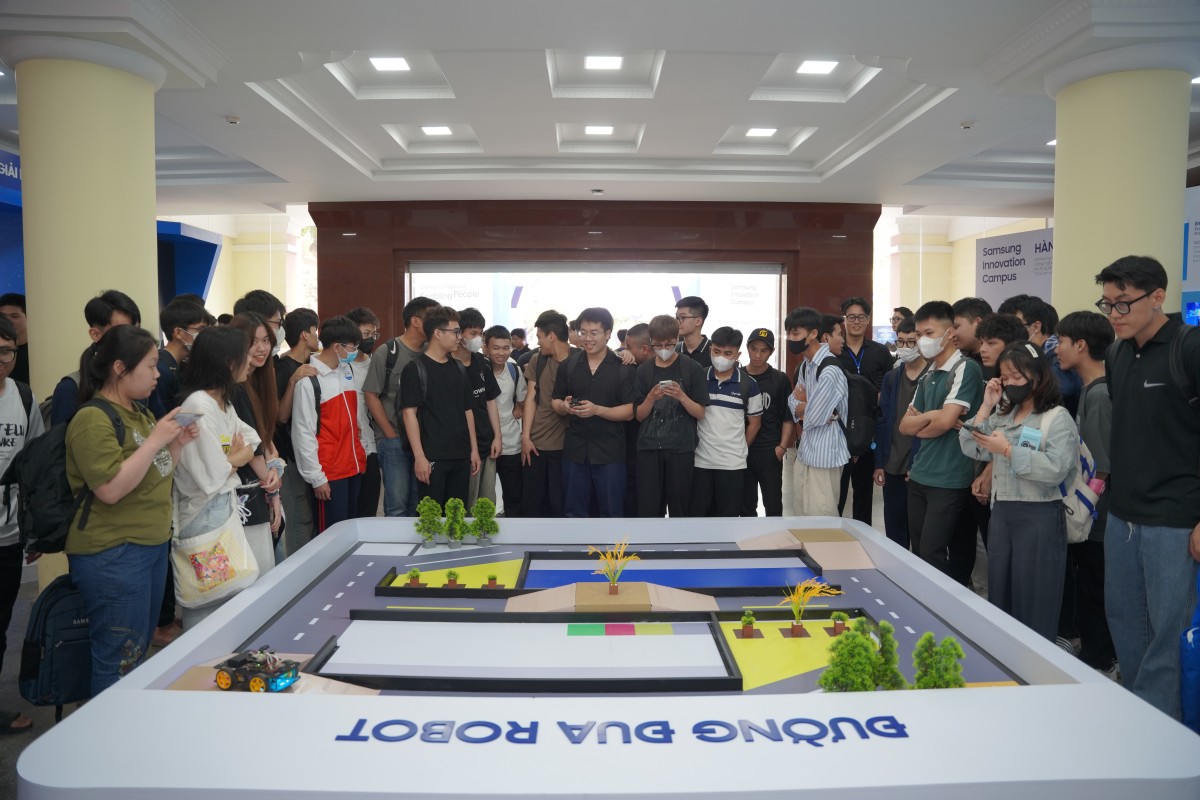 dong-dao-cac-ban-sinh-vien-tham-gia-tai-su-kien20250426134016.jpg?rt=20250426134203