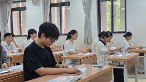 Ngày đầu Kỳ thi tốt nghiệp THPT 2025: Trò vững vàng, cha mẹ hồi hộp