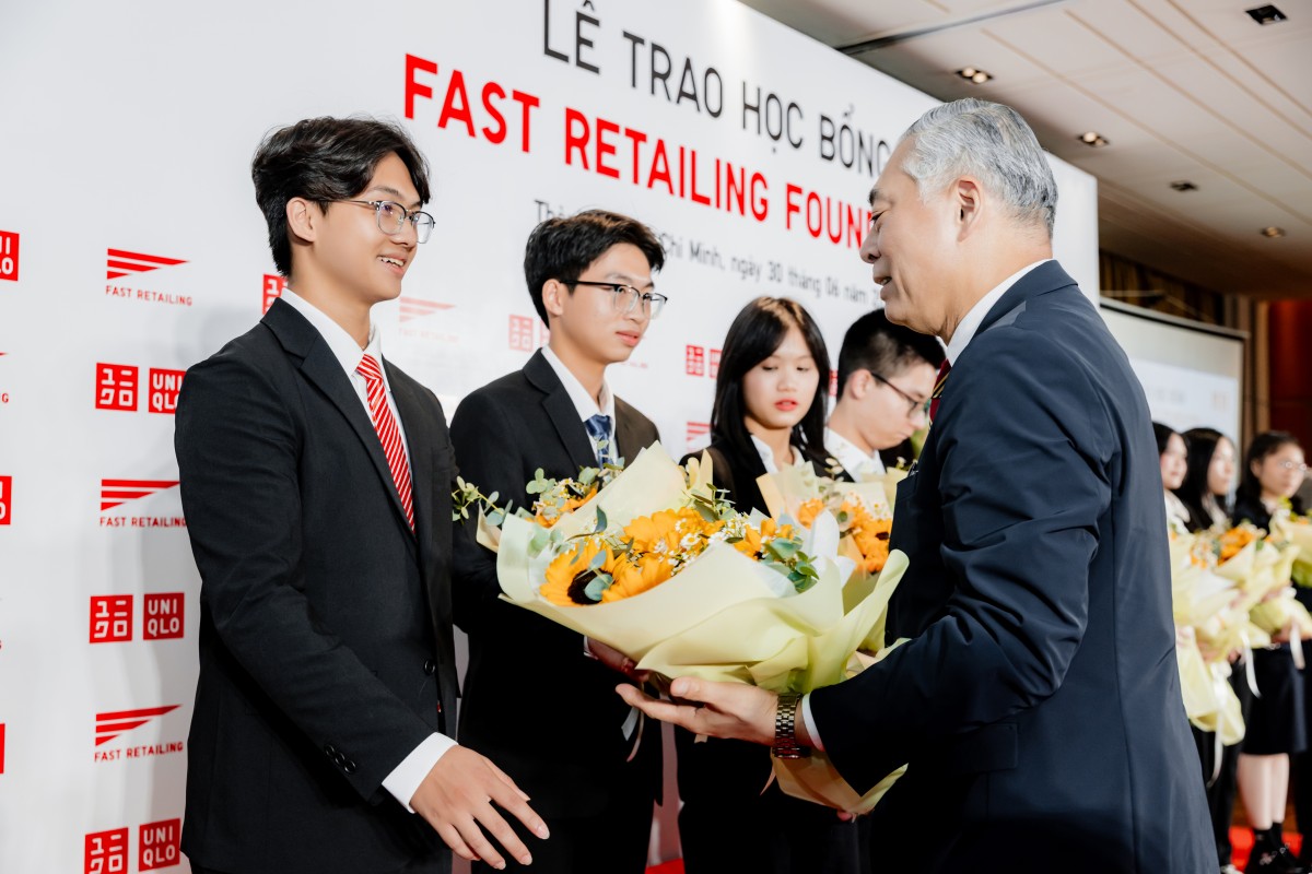 Fast Retailing trao tặng học bổng năm thứ 3 liên tiếp dành cho học sinh Việt Nam