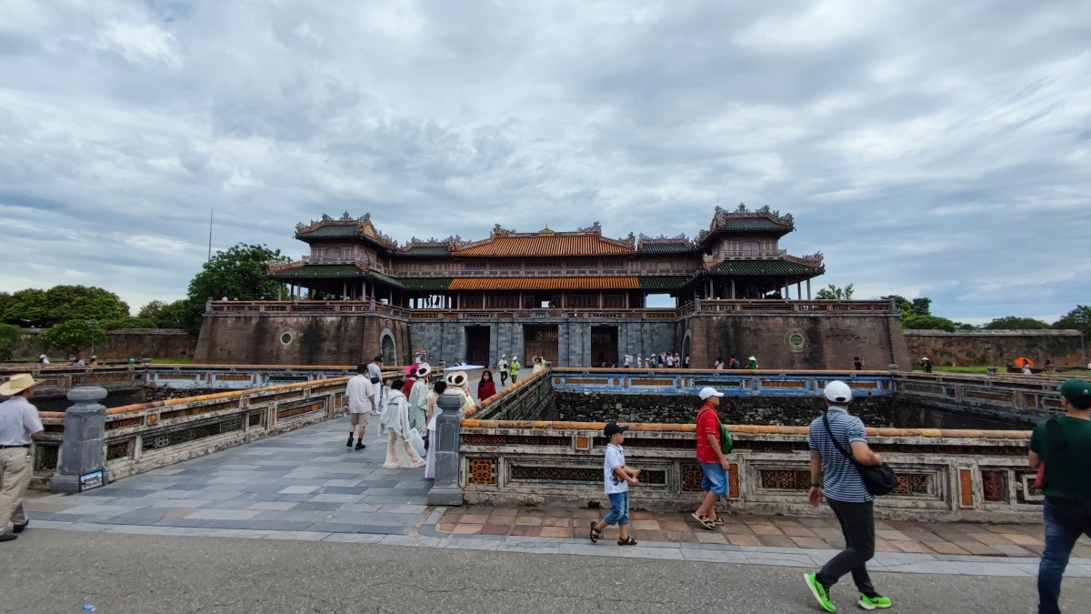 Đoàn sinh viên Viện báo chí truyền thông, trường Đại học Khoa học Xã hội và Nhân văn, ĐHQGHN di chuyển vào trong Đại nội Huế tham quan và trải nghiệm. Ảnh: Minh Đức.