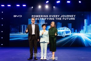 BYD Việt Nam đón nhận Top 10 thương hiệu hàng đầu Việt Nam và Top 10 dịch vụ hoàn hảo 2025 BYD tung