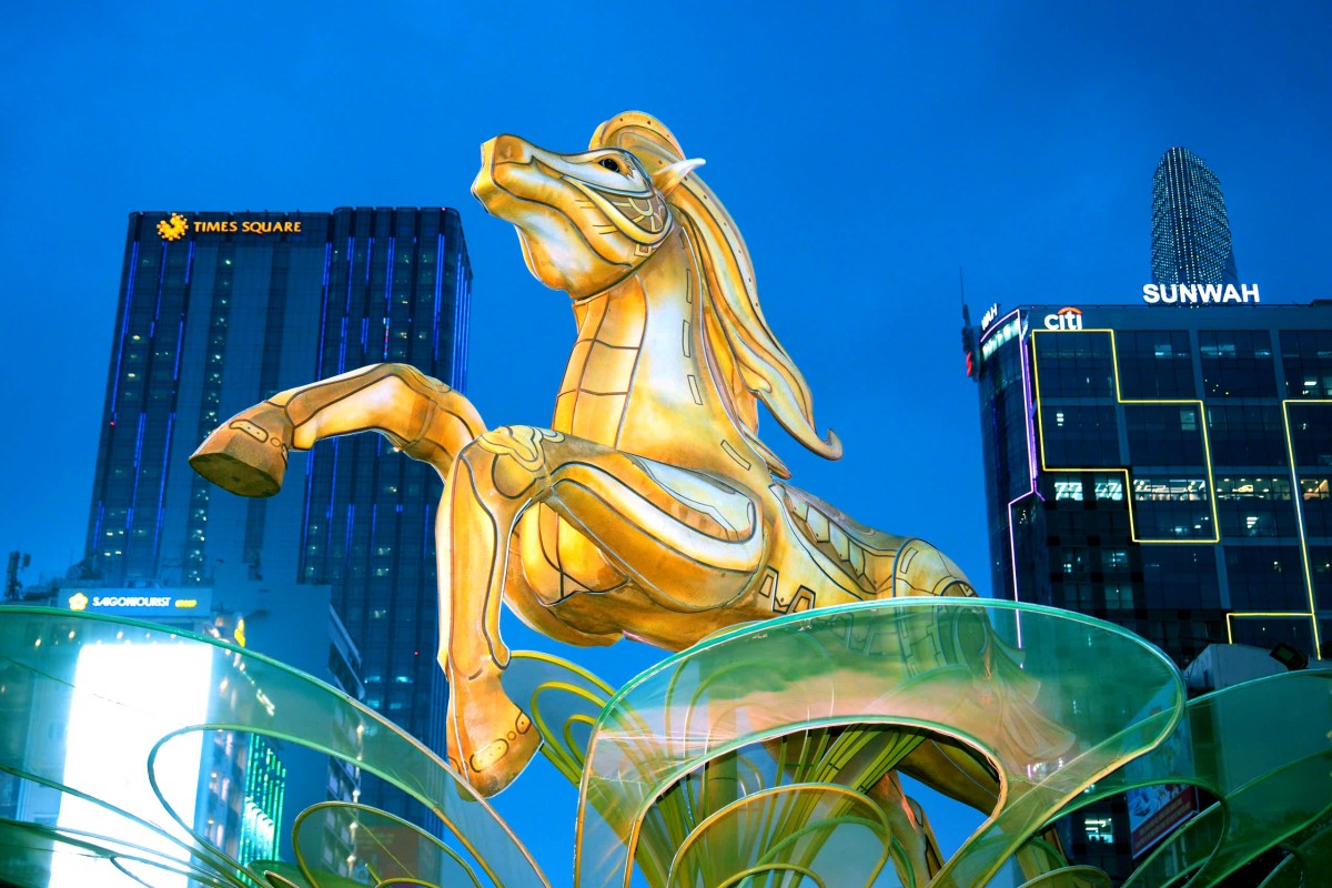 Linh vật ngựa cao 11m tại Đường hoa Nguyễn Huệ: Kết hợp truyền thuyết Thánh Gióng và công nghệ mapping hiện đại