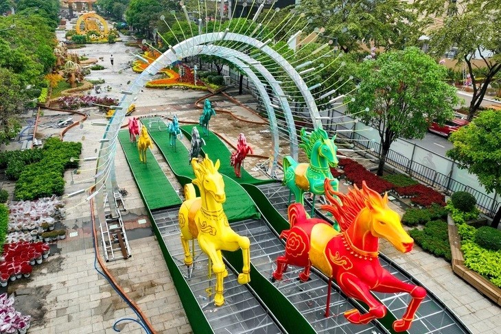 Linh vật ngựa cao 11m tại Đường hoa Nguyễn Huệ: Kết hợp truyền thuyết Thánh Gióng và công nghệ mapping hiện đại