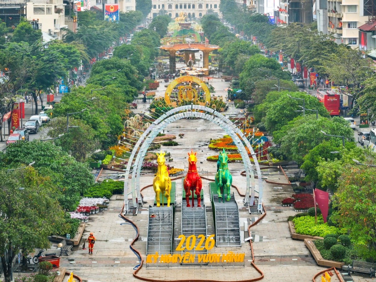 Linh vật ngựa cao 11m tại Đường hoa Nguyễn Huệ: Kết hợp truyền thuyết Thánh Gióng và công nghệ mapping hiện đại