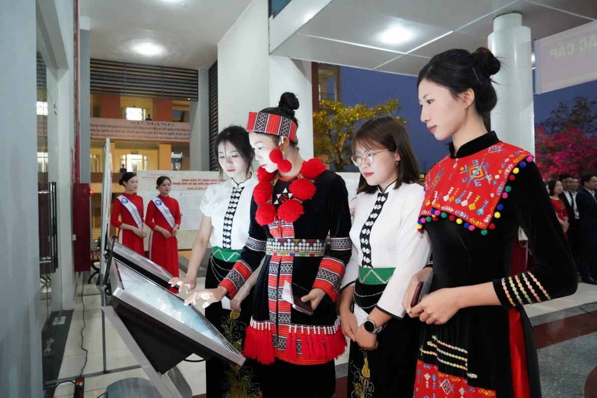 Sinh vi&ecirc;n t&igrave;m hiểu kỹ tiểu sử c&aacute;c ứng cử vi&ecirc;n trước khi thực hiện quyền bầu cử.