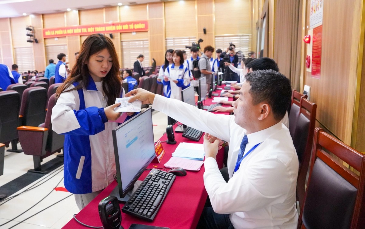 Sinh vi&ecirc;n nhận phiếu bầu cử.