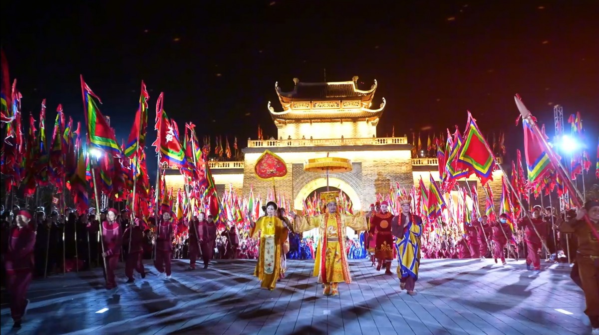 Chương tr&igrave;nh quy tụ khoảng 2.500 diễn vi&ecirc;n v&agrave; lực lượng tham gia thể hiện c&aacute;c ph&acirc;n cảnh sinh hoạt, nghi lễ v&agrave; chiến trận được d&agrave;n dựng tr&ecirc;n kh&ocirc;ng gian thực cảnh rộng lớn.