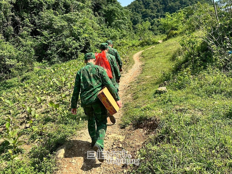 Cao Bằng: Giông lốc gây thiệt hại, biên phòng kịp thời hỗ trợ dân Quang Hán