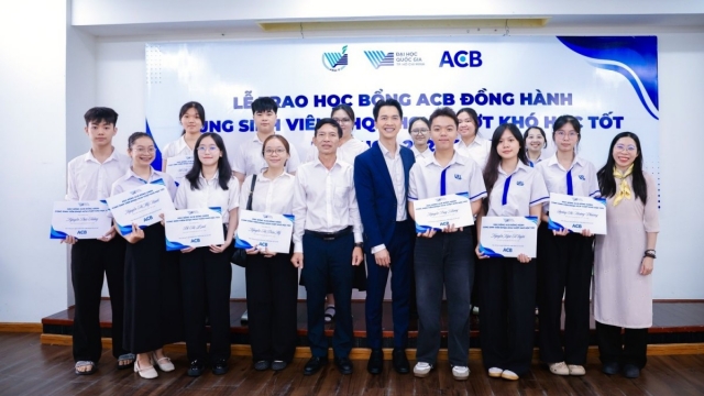 ACB trao 100 suất học bổng, tiếp sức sinh viên vượt khó tại Đại học Quốc gia-TP. HCM