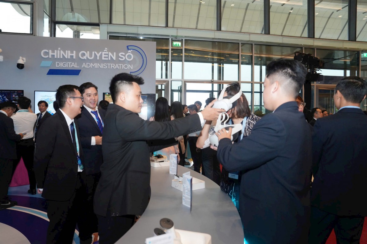 Các đại biểu trải nghiệm ứng dụng công nghệ số tại hội nghị.