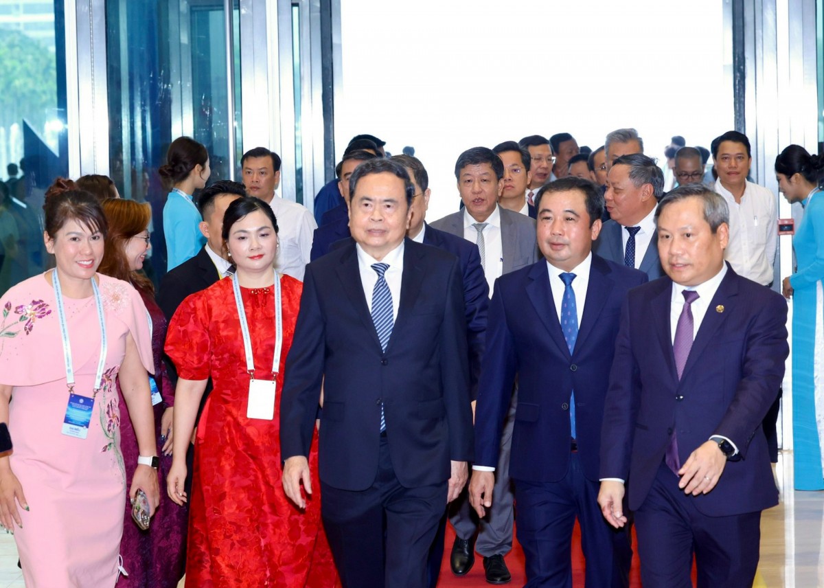 Chủ tịch Quốc hội Trần Thanh Mẫn cùng các đại biểu tham quan gian trưng bày tại hội nghị. Ảnh: Thành Thái