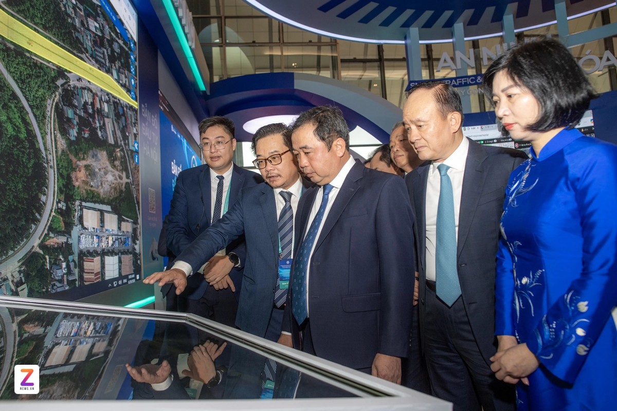 Trong khuôn khổ Hội nghị bố trí Khu vực giới thiệu Quy hoạch tổng thể Thủ đô Hà Nội tầm nhìn 100 năm, trưng bày hệ thống sa bàn kết hợp công nghệ trình chiếu 3D Mapping.