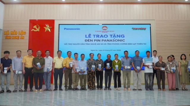 Panasonic trao tặng 1.000 đèn pin cho người dân hai tỉnh Nghệ An và Hà Tĩnh