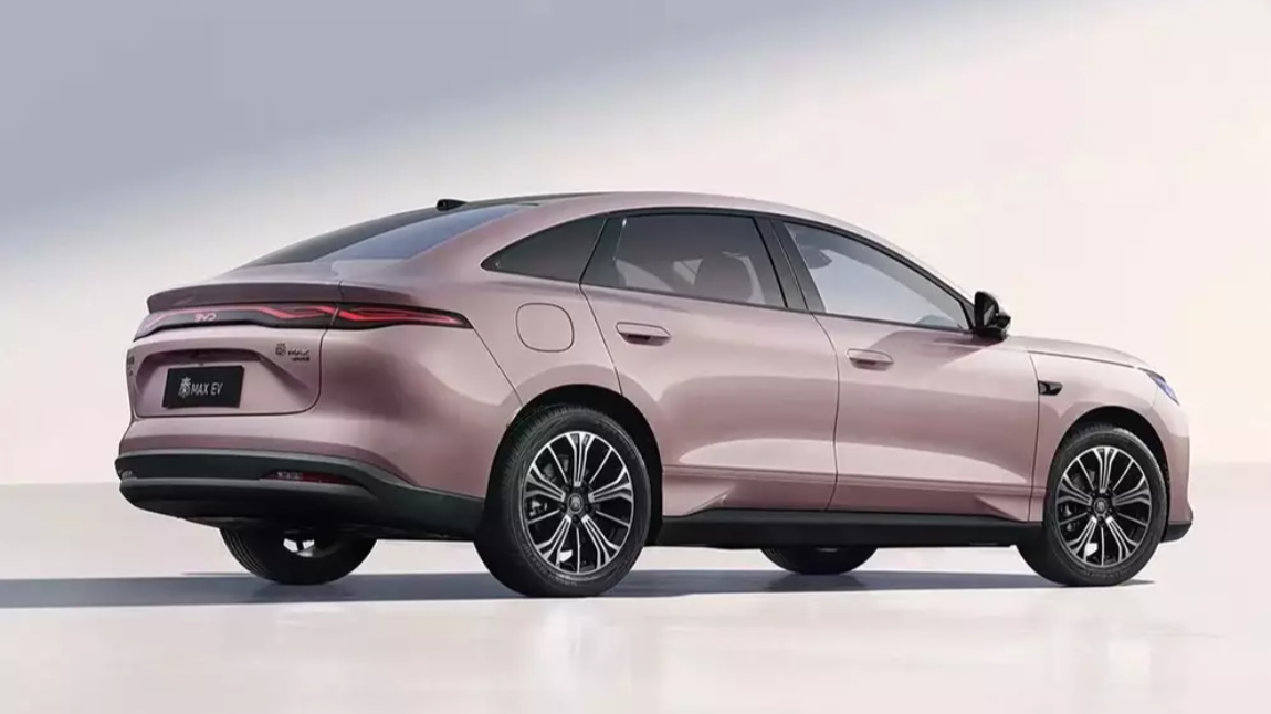 BYD Qin Max sở hữu hai cấu hình truyền động gồm hybrid sạc điện và thuần điện. Ảnh: BYD