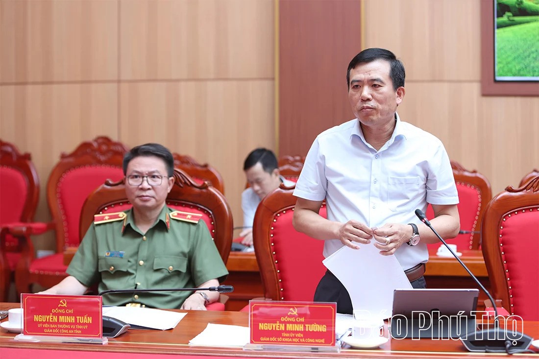 Giám đốc Sở Khoa học và Công nghệ Nguyễn Minh Tường báo cáo tiến độ thực hiện các nhiệm vụ, chương trình trọng tâm.