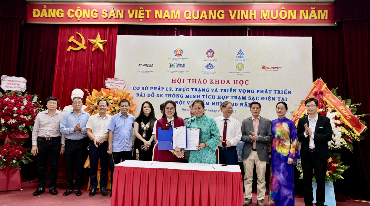 Hà Nội tìm lời giải cho bài toán bãi đỗ xe và hạ tầng sạc điện