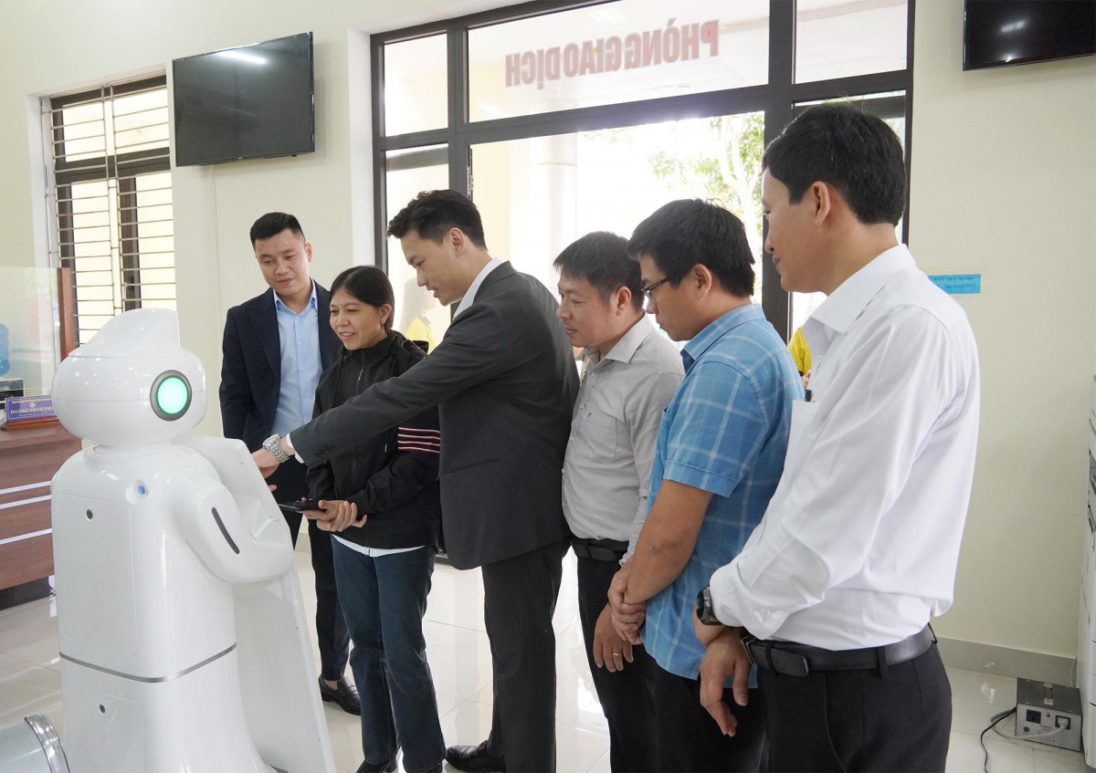 Các đại biểu trải nghiệm robot lễ tân tại Trung tâm Phục vụ hành chính công tỉnh Quảng Trị trong đợt thử nghiệm trước đó. Ảnh: Cổng thông tin điện tử tỉnh Quảng Trị. Các đại biểu trải nghiệm robot lễ tân tại Trung tâm Phục vụ hành chính công tỉnh Quảng Trị trong đợt thử nghiệm trước đó. Ảnh: Cổng thông tin điện tử tỉnh Quảng Trị.